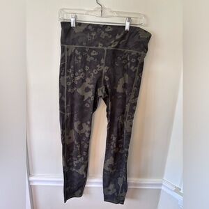 Vuori olive camo leggings.